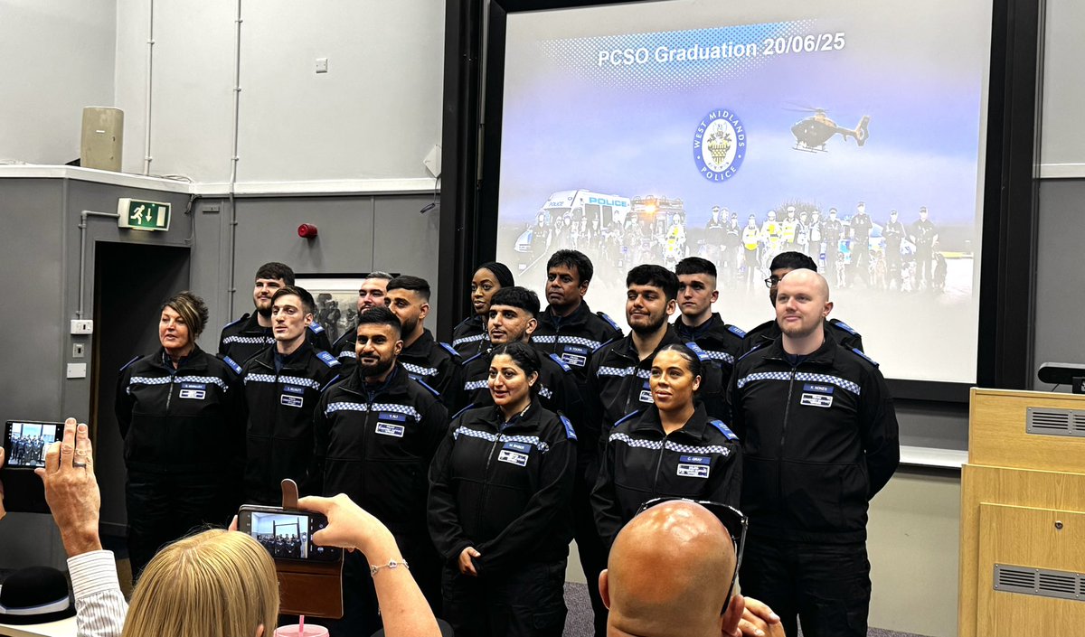 MoseleyHeathWMP's tweet image. This week we welcomed our brand new PCSOs into the @WMPolice family 👮♂️ good luck to each and every one of you!
And @StreetWatchWM patrols took place around Kings Heath in this lovely weather ☀️
@NKirkpatrickWMP @InspectorUllah