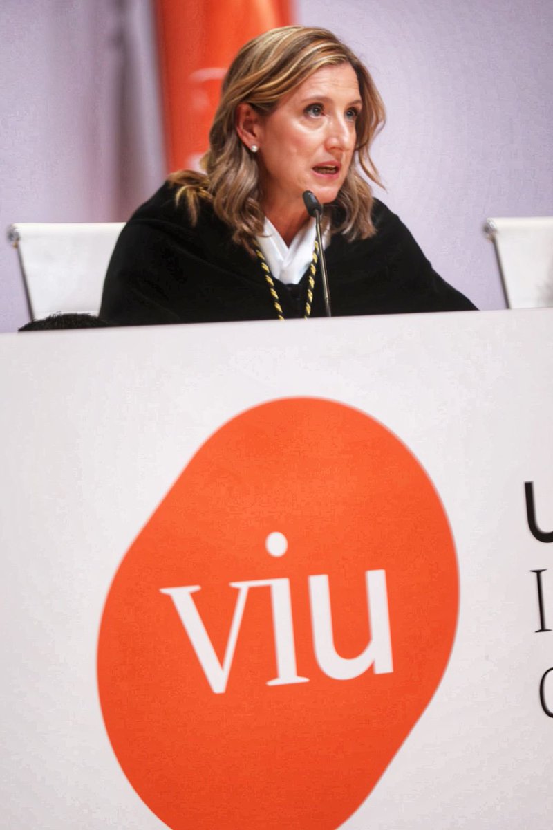 🎓 "Sois el presente y la esperanza de la sociedad".
Así se ha dirigido la Rectora de VIU, Eva Mª Giner, a los +1.200 egresados de la graduación de tarde.
Una llamada al compromiso, la palabra y el conocimiento como fuerza transformadora 🌍📚
#GraduaciónVIU25 #ElValorEresTú