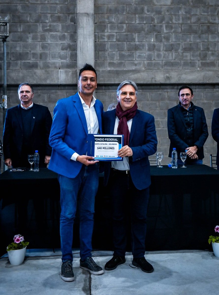 gobdecordoba's tweet photo. 🤝Además, @MartinLlaryora entregó al  intendente Maximiliano Rossetto de #SantaCatalina - #Holmberg, un fondo de 40 millones de pesos para continuar con obras de infraestructura en esa localidad. 

Y destacó la importancia que esas obras significan para todos los vecinos "esto no sería posible si no lo hiciéramos en conjunto con el gobierno provincial que tiene la mirada de entender que el desarrollo de las comunidades y de las personas se logra con un Estado presente."

También los clubes Granda, Independiente, José María Rojas y Sportivo Santa Flora, recibieron aportes del programa Fortaleciendo #Clubes de 5 millones cada uno. 

#SeguimosHaciendo #CórdobaNoPara