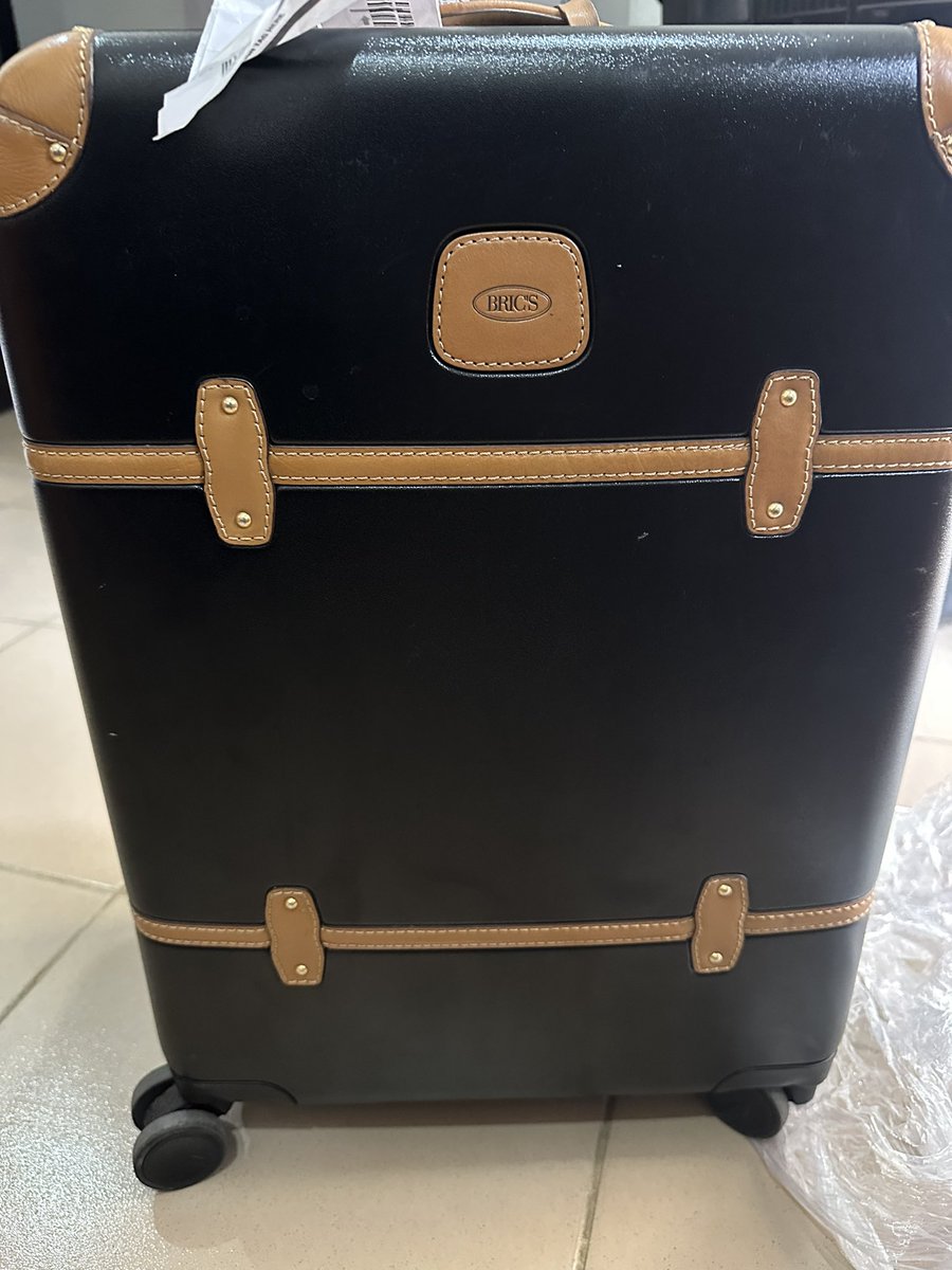 greatnessdna_'s tweet photo. @flyunitedng So much for patronizing y’all @flyunitedng 
Look up the price of the box y’all just damaged and tell me if it were any of you; you’d be happy @flyunitedng https://t.co/34lAabzNJ4