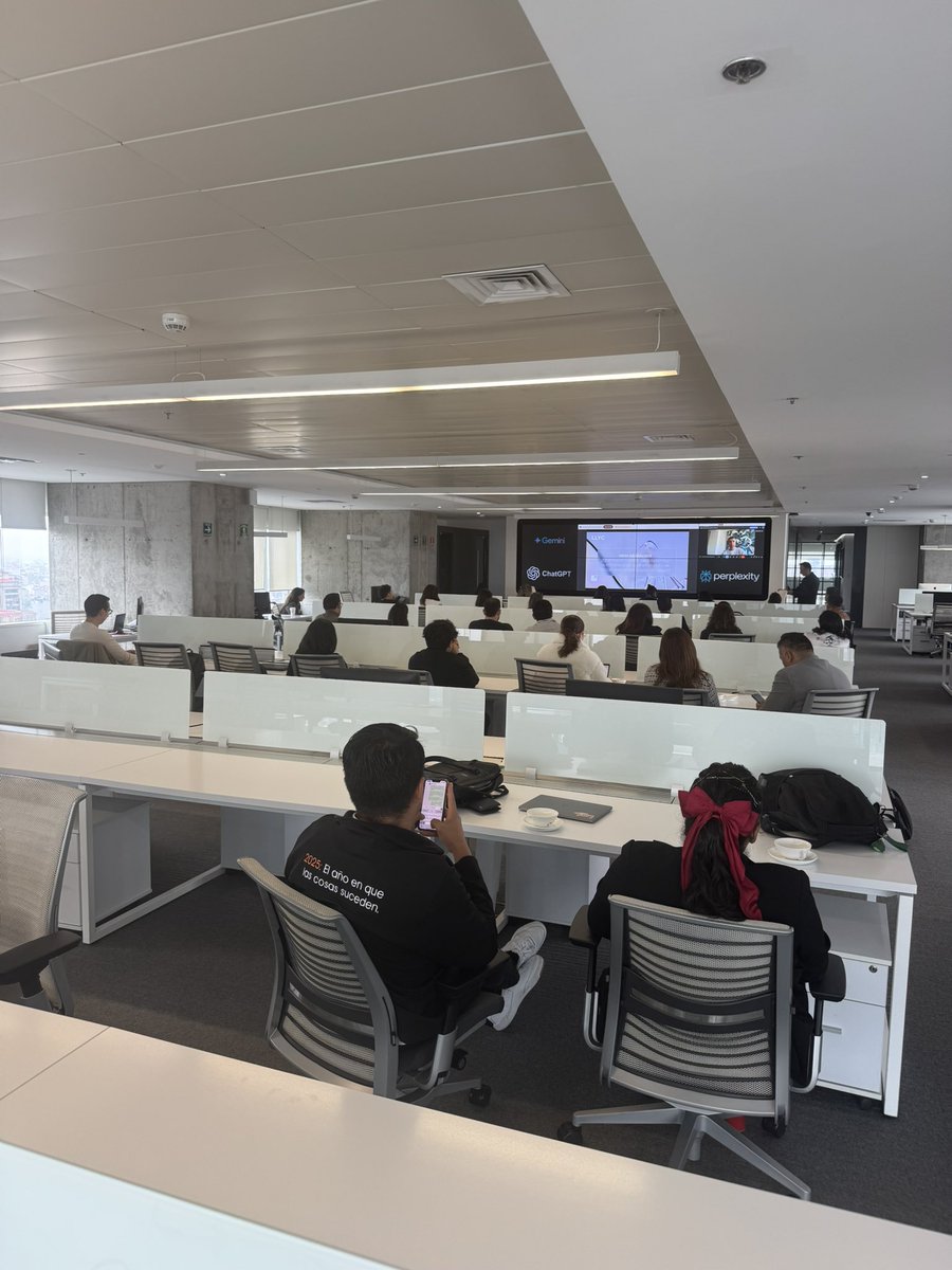 Full house para hablar de IA en el sector de Healthcare en la oficina de <a href="/LLYC_Global/">LLYC</a> Mexico