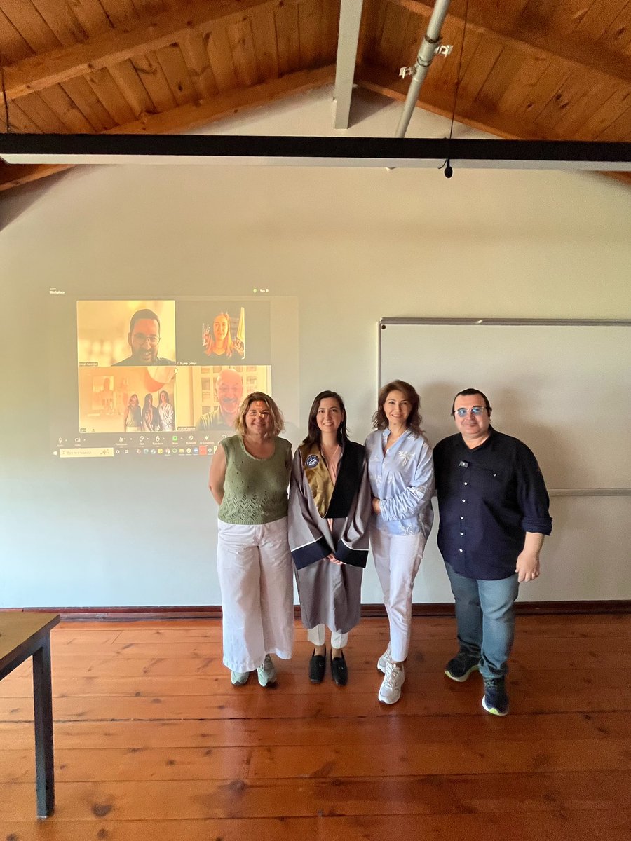 Khas-PSIR (@khas_psir) on Twitter photo Doktora öğrencimiz Zeynep Şartepe'yi Uluslararası İlişkiler programından mezun ettik🎓 Başarılı çalışması vesilesiyle Zeynep'i ve danışmanı Salih Bıçakcı'yı tebrik ediyoruz.
<a href="/Zeynep_Sartepe/">Zeynep Şartepe</a> Doktora öğrencimiz Zeynep Şartepe'yi Uluslararası İlişkiler programından mezun ettik🎓 Başarılı çalışması vesilesiyle Zeynep'i ve danışmanı Salih Bıçakcı'yı tebrik ediyoruz.
<a href="/Zeynep_Sartepe/">Zeynep Şartepe</a>