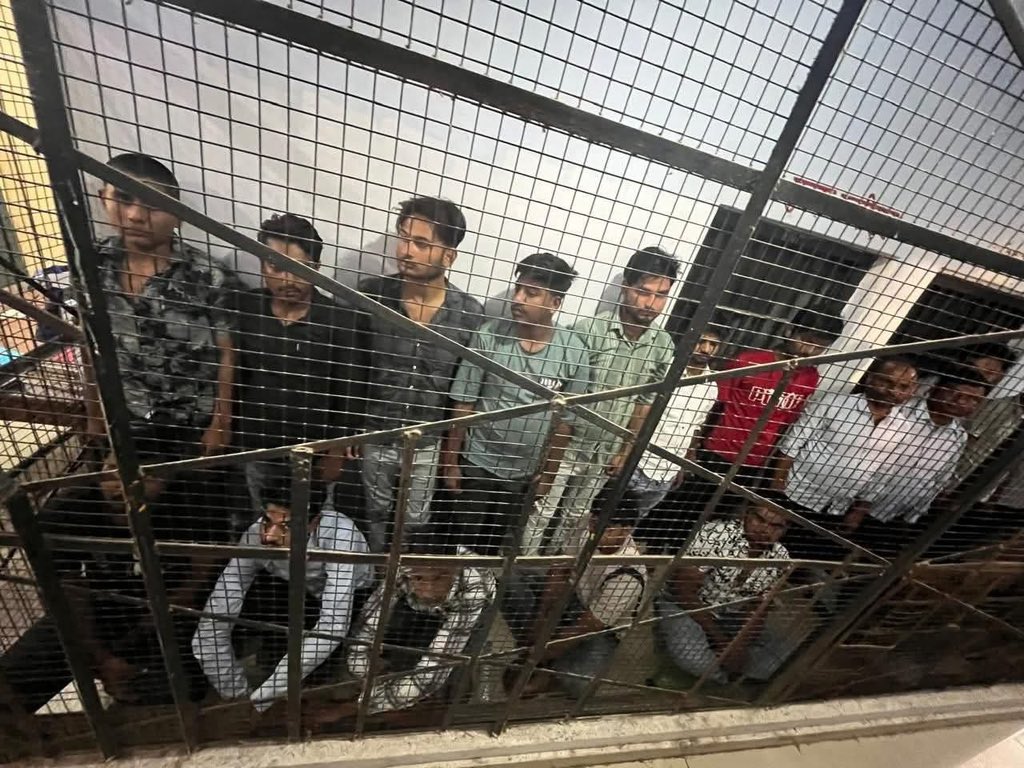बहुत दुःख की बात है कि एक Reel बाज नेता ने इन युवाओं का कैरियर बर्बाद कर दिया।

युवाओं को Reel बाज नेताओं से दूर रहना चाहिए।