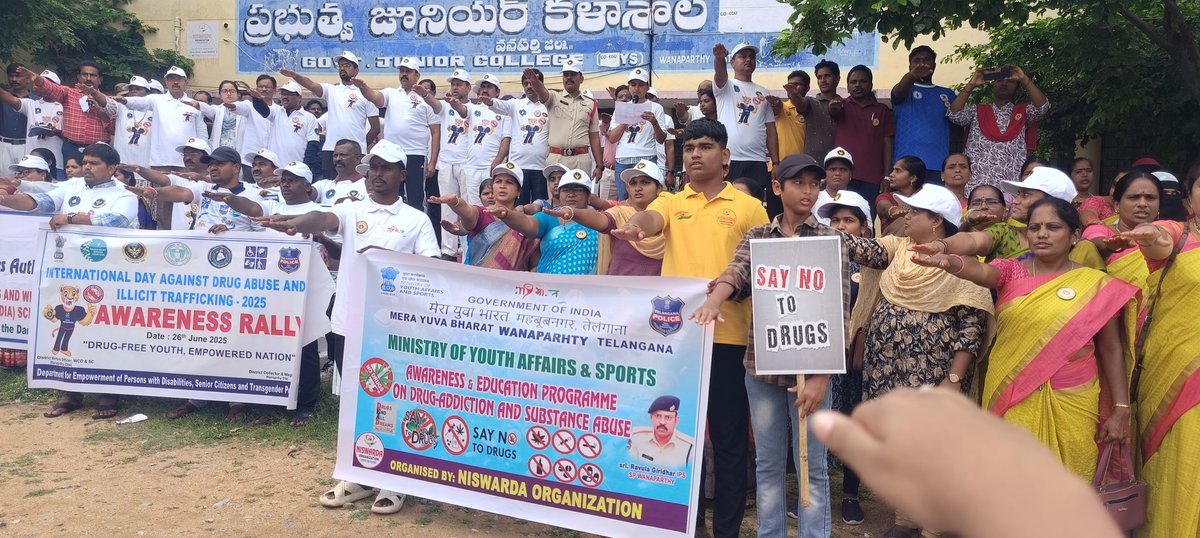 pyarsaniaravind's tweet photo. అంతర్జాతీయ మాదక ద్రవ్యాల వ్యతిరేక దినోత్సవం
#wanaparthy 
@niswarda_ngo 

@Collector_WNP 
@sp_wanaparthy https://t.co/fc0GftVOYt