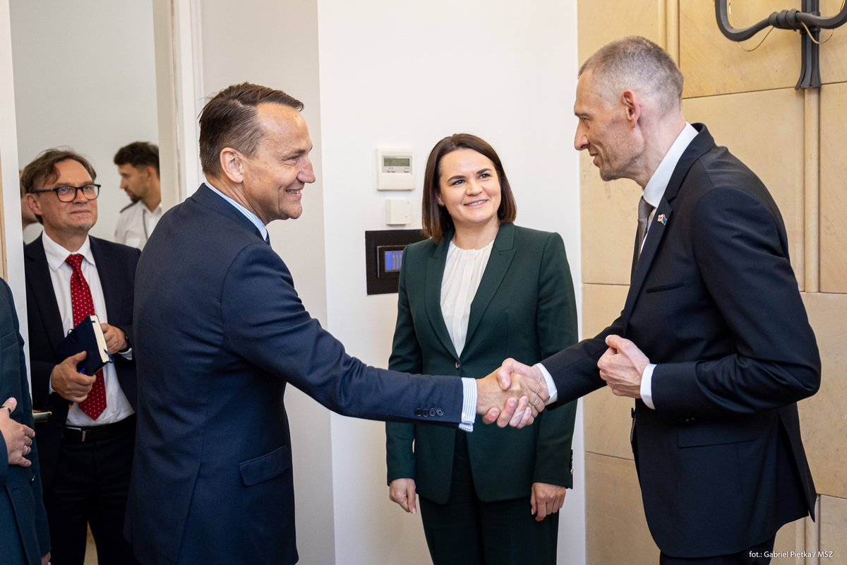 Ministry of Foreign Affairs 🇵🇱 (@polandmfa) on Twitter photo 💬 How is your health? - FM <a href="/sikorskiradek/">Radosław Sikorski 🇵🇱🇪🇺</a> welcomed <a href="/tsikhanouski_s/">Siarhei Tsikhanouski</a>, who was released from Belarusian prison.
▪️ At the meeting with <a href="/tsikhanouski_s/">Siarhei Tsikhanouski</a> and @tsihanouskaya, it was emphasized that the goal is to release all political prisoners in Belarus, including Andrzej Poczobut. 💬 How is your health? - FM <a href="/sikorskiradek/">Radosław Sikorski 🇵🇱🇪🇺</a> welcomed <a href="/tsikhanouski_s/">Siarhei Tsikhanouski</a>, who was released from Belarusian prison.
▪️ At the meeting with <a href="/tsikhanouski_s/">Siarhei Tsikhanouski</a> and @tsihanouskaya, it was emphasized that the goal is to release all political prisoners in Belarus, including Andrzej Poczobut.