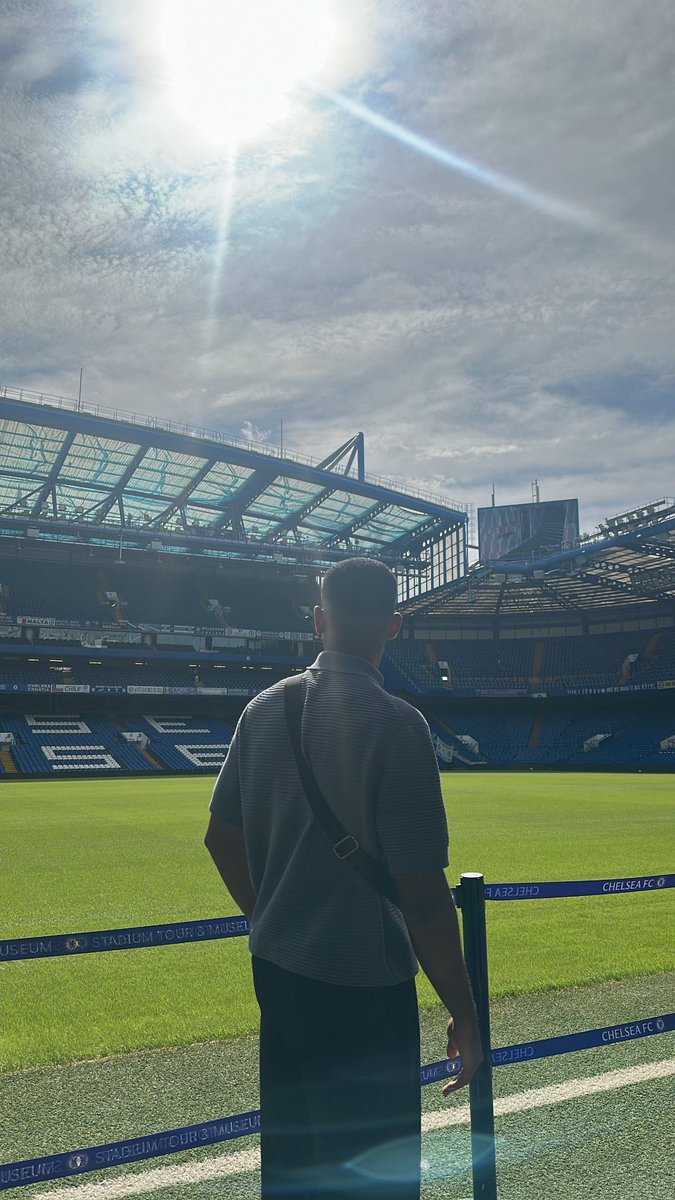 tpg7r's tweet photo. London always Blue https://t.co/b3tbwDaPWa