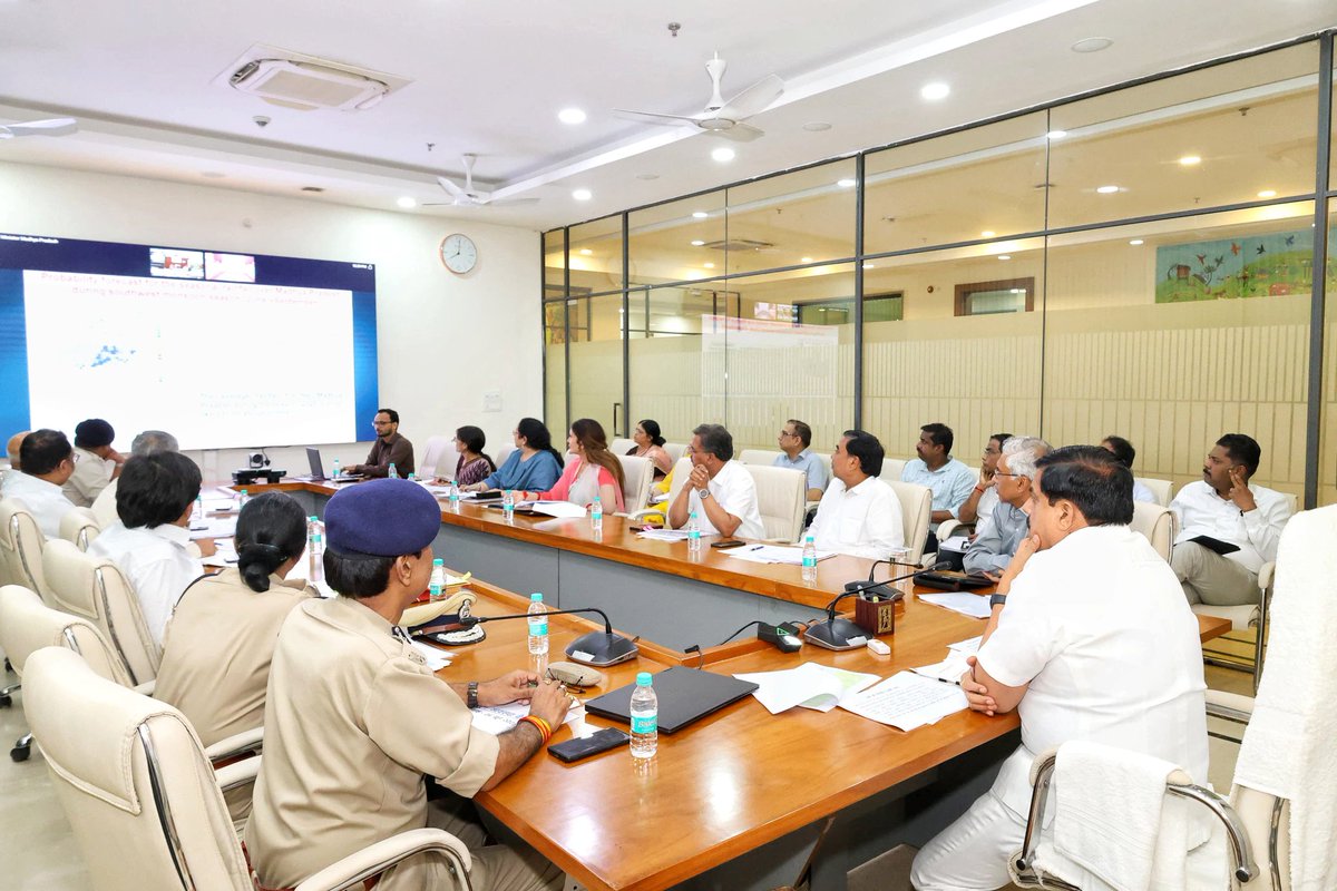 आज शाम वीडियो कॉन्फ्रेंसिंग द्वारा कलेक्टर्स, एसपी व वरिष्ठ अधिकारियों को प्रदेश की कानून व्यवस्था, बाढ़ नियंत्रण और खाद-बीज वितरण को लेकर दिशा- निर्देश दिए।

वर्षाकाल में जलभराव, खाद-उर्वरक की आपूर्ति, त्योहारों विशेषकर श्रावण मास में ओंकारेश्वर, उज्जैन व मंदसौर में कांवड़