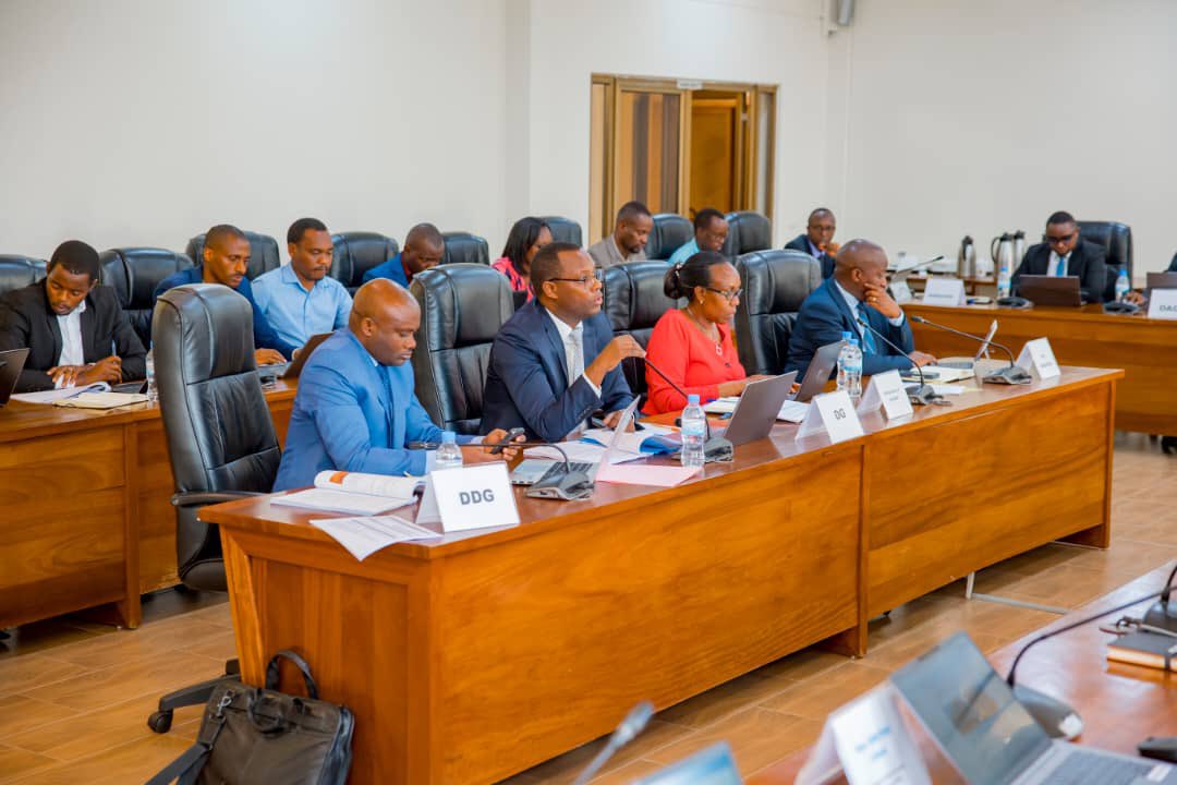 Rwanda Parliament (@rwandaparliamnt) on Twitter photo Komisiyo ishinzwe gukurikirana y’Imikoreshereze y’Imari n’umutungo bya Leta (PAC) yakomeje kumva ibisobanuro mu ruhame aho yakiriye ibigo bya <a href="/wasac_rwanda/">Water and Sanitation Corporation Group |Rwanda</a> , <a href="/Rwanda_Housing/">Rwanda Housing Authority (RHA)</a> & <a href="/RwandaForestry/">Rwanda Forestry Authority</a>.
Bimwe mu bibazo byagarutsweho byagaragajwe na
<a href="/OAGRwanda/">OAGRwanda</a> birimo:
➡️Ubukererwe mu Komisiyo ishinzwe gukurikirana y’Imikoreshereze y’Imari n’umutungo bya Leta (PAC) yakomeje kumva ibisobanuro mu ruhame aho yakiriye ibigo bya <a href="/wasac_rwanda/">Water and Sanitation Corporation Group |Rwanda</a> , <a href="/Rwanda_Housing/">Rwanda Housing Authority (RHA)</a> & <a href="/RwandaForestry/">Rwanda Forestry Authority</a>.
Bimwe mu bibazo byagarutsweho byagaragajwe na
<a href="/OAGRwanda/">OAGRwanda</a> birimo:
➡️Ubukererwe mu