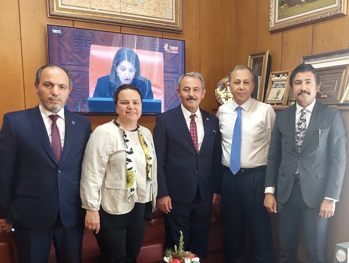 Şahin TİN (@sahin_tin) on Twitter photo İçişleri Bakanımız Sn. <a href="/AliYerlikaya/">Ali Yerlikaya</a> ile Gazi Meclisimizde bir araya geldik. Güvenlikten asayişe, göç yönetiminden afetle mücadeleye, yerel yönetimlerden kamu düzenine kadar birçok başlıkta verimli bir istişaremiz oldu. Devlet aklı ve sorumluluk bilinciyle çalışıyoruz. #TBMM 🇹🇷 İçişleri Bakanımız Sn. <a href="/AliYerlikaya/">Ali Yerlikaya</a> ile Gazi Meclisimizde bir araya geldik. Güvenlikten asayişe, göç yönetiminden afetle mücadeleye, yerel yönetimlerden kamu düzenine kadar birçok başlıkta verimli bir istişaremiz oldu. Devlet aklı ve sorumluluk bilinciyle çalışıyoruz. #TBMM 🇹🇷