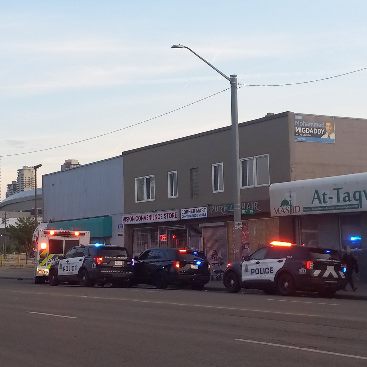 No1KnowsNobody's tweet photo. @MurrayManera "Someone accused me of showing old pictures and regurgitating my same old rant" - @MurrayManera
June 24/25 NEW pics of Murray's "favorite" #yegdt/#DTyeg convenient store featuring the same ol' 💩
#CentralMcDougall #McCauley #ExploreEdmonton #WardOdaymin #Odaymin #MeetMeDowntown https://t.co/BPkz5JE7H8