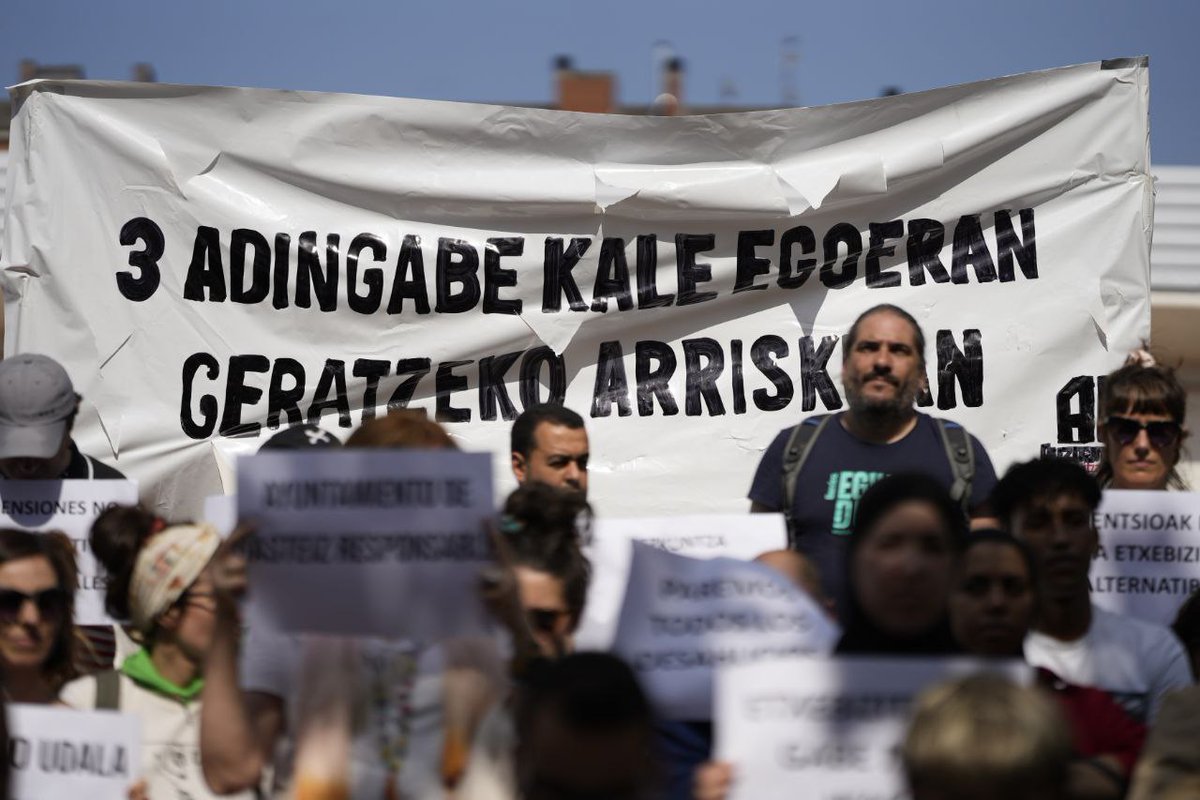 🔴Adin txikikoak dituzten bi familia kale egoeran geratzeko arriskuan.

Agerraldia burutu dugu Txagoko Komunitate Sarearekin eta Federico Baraibar eta Abendañoko irakasle eta familiekin, egoera salatu eta Udalari etxebizitza alternatiba duina exijitzeko.

Etxebizitza guztiontzat!