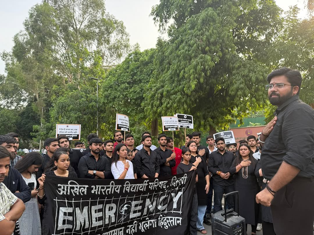 आपातकाल की विभीषिका के 50 वर्ष - न भूलेंगे, न माफ़ करेंगे
26 जून 1975 को संविधान को निलंबित कर दिया गया,नागरिक अधिकार कुचल दिए गए, और पूरी एक पीढ़ी की आवाज़ दबा दी गई।इस अत्याचार की 50वीं बरसी पर ABVP दिल्ली विश्वविद्यालय द्वारा आपातकाल का पुतला दहन किया गया

#50YearsOfEmergency