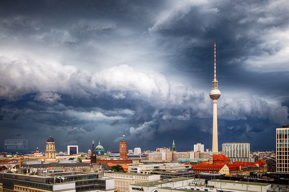Severe Thunderstorms in northern Berlin/Brandenburg. I just got grazed by it in the city center, but the view was nice. :)

#berlin #thunderstorm #unwetter #shelfcloud #tvtower #fernsehturm #germany #severeweather #severethunderstorm