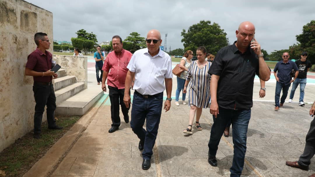 DrRobertoMOjeda's tweet photo. Hemos recorrido varios lugares en #CiegoDeÁvila con vistas a las conmemoraciones del 26 de julio. En ellos se trabaja con empeño y dedicación para que perduren e impacten en el bienestar del pueblo, protagonista de cada batalla ante los colosales desafíos. #LaLuchaNoHaCesado https://t.co/1f6ZgbVKMj