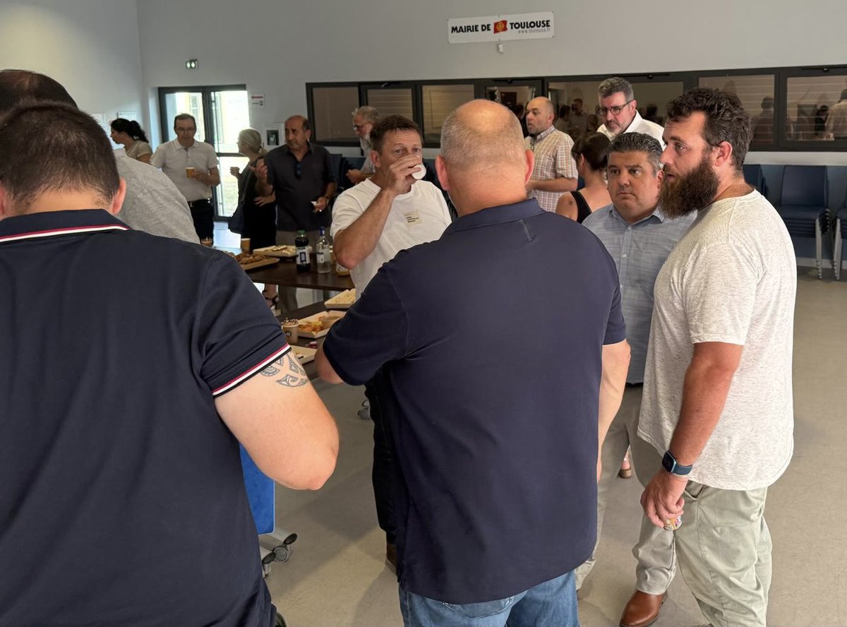 🤝 Soirée de proximité et de remerciements dans notre quartier

Un grand merci à toutes celles et ceux qui ont répondu présents ce lundi soir pour ce moment convivial, en dehors des réunions habituelles.

Cette soirée, je l’ai voulue à l’image de notre démarche : proche du