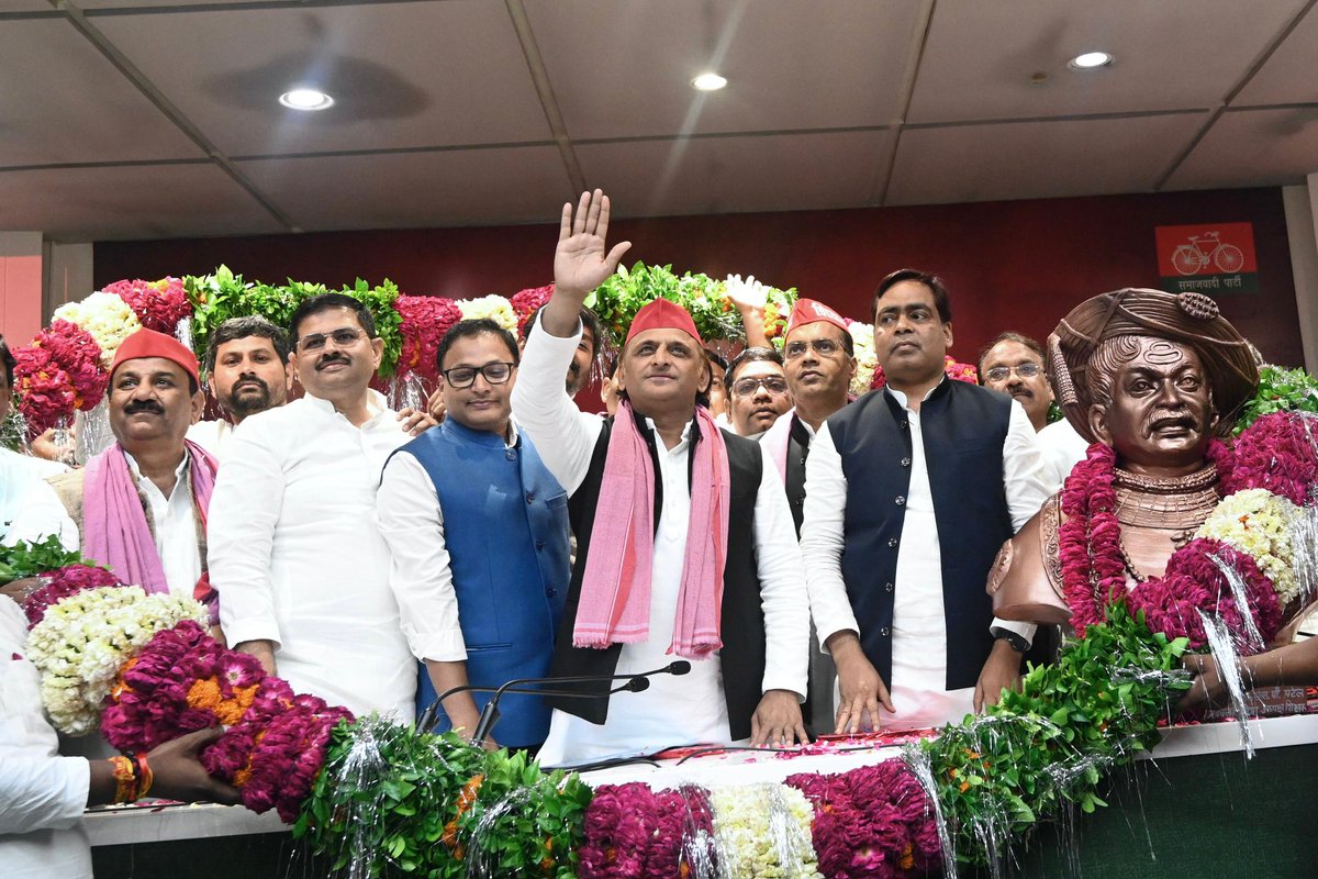 श्री अखिलेश यादव ने फिर किया,बहुजन महापुरुष छत्रपति शाहूजी महाराज का अपमान।

श्री अखिलेश यादव बार-बार खुद को बहुजन महापुरुषों के बराबर दिखाने प्रयास करते हैं।

सन 2027 में भाजपा के साथ-साथ सपा को भी वोट की चोट से सबक सिखाया जायेगा।
