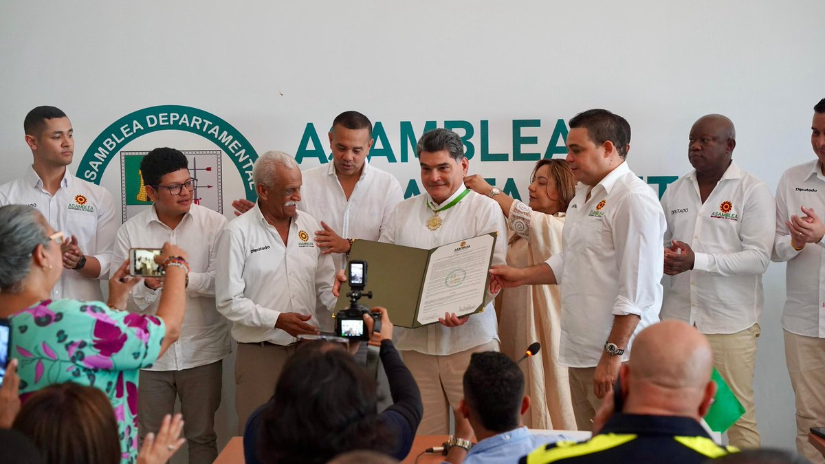 En este momento, en la Asamblea Departamental de La Guajira se lleva a cabo el acto de condecoración con el máximo galardón “Luis Antonio Robles” al procurador general de la Nación, Dr. Gregorio Eljach Pacheco, para exaltar su vida y gestión pública.
