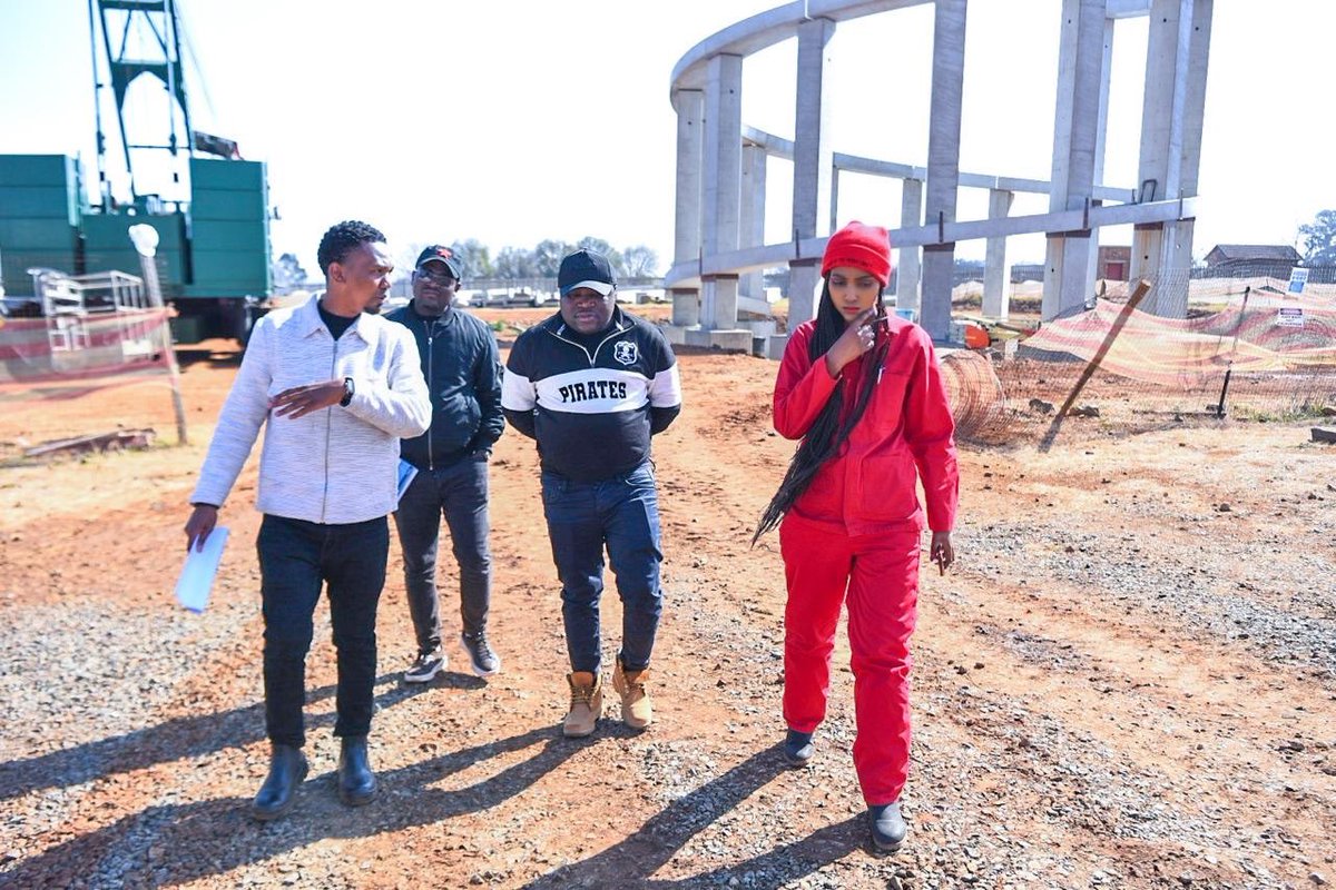 MMCFor_WS's tweet image. 馃敽Earlier Today馃敽
MMC for water and sanitation, Councillor @MsaneThembi on oversight to check the construction progress of the 3.5Ml Precast Tower.
The Vogelfontein water tower will accommodate new developments in the @City_Ekurhuleni and ensure there鈥檚 continuous water supply.