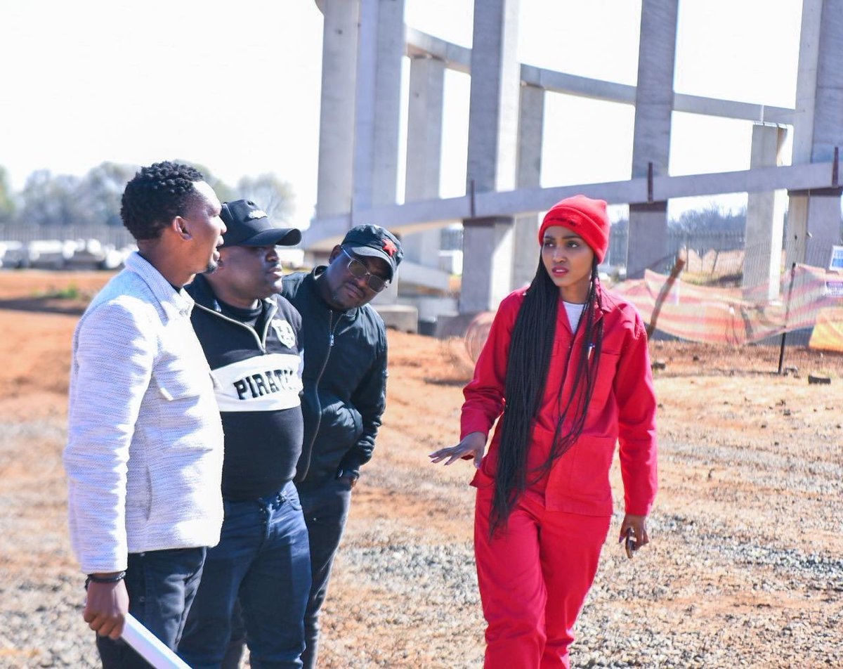 MMCFor_WS's tweet image. 馃敽Earlier Today馃敽
MMC for water and sanitation, Councillor @MsaneThembi on oversight to check the construction progress of the 3.5Ml Precast Tower.
The Vogelfontein water tower will accommodate new developments in the @City_Ekurhuleni and ensure there鈥檚 continuous water supply.