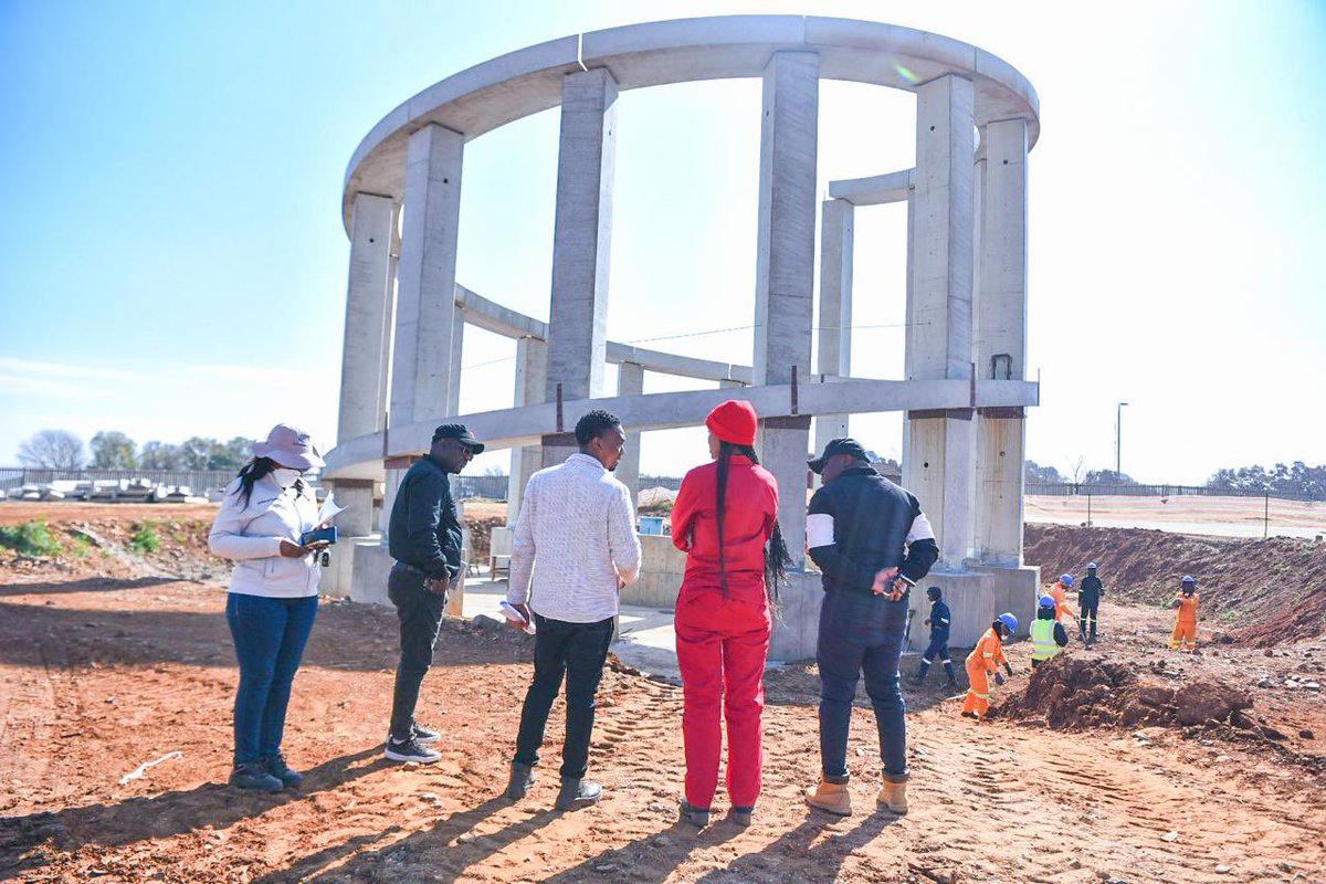 MMCFor_WS's tweet image. 馃敽Earlier Today馃敽
MMC for water and sanitation, Councillor @MsaneThembi on oversight to check the construction progress of the 3.5Ml Precast Tower.
The Vogelfontein water tower will accommodate new developments in the @City_Ekurhuleni and ensure there鈥檚 continuous water supply.