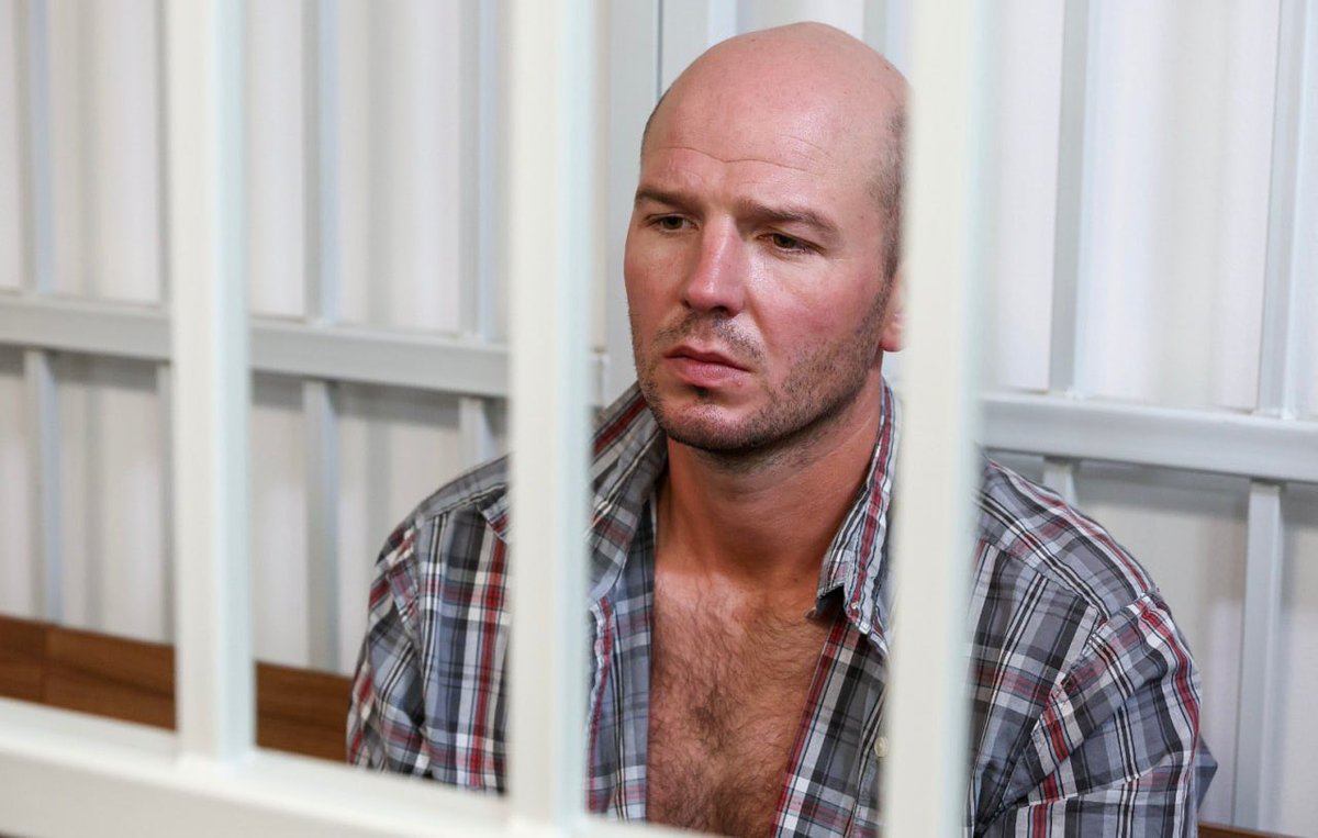 Вот россиянин, животное, которое чуть не убило 2-летнего ребенка в аэропорту Шереметьево бросив его об пол.
 Более миллиона таких животных воюет сейчас на фронте против Украины.