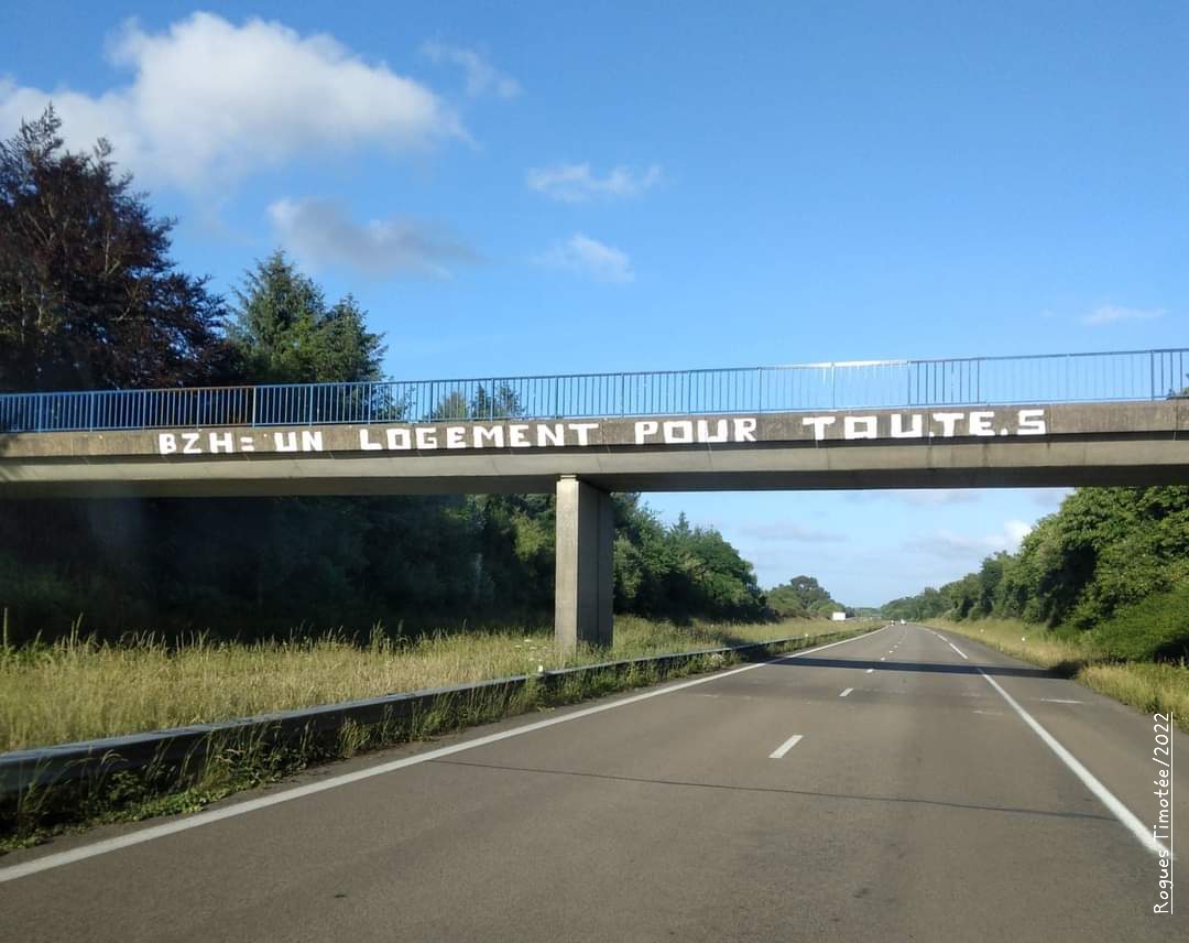 Dreist-touristelezh, eil-tiez e-leiz, muioc'h muiañ a lojeiz vakañsiñ, Aibnb hag-all, ar vank a lojeiz-sokial,tiez-goulo.. ret eo deomp bezañ war sav evit stourm a-enep enkadenn al lojeiz..evit ma vefe da bep hini un ti.. poent eo stagañ gant ar stourm..
Poltred tapet e 2022 #BZH