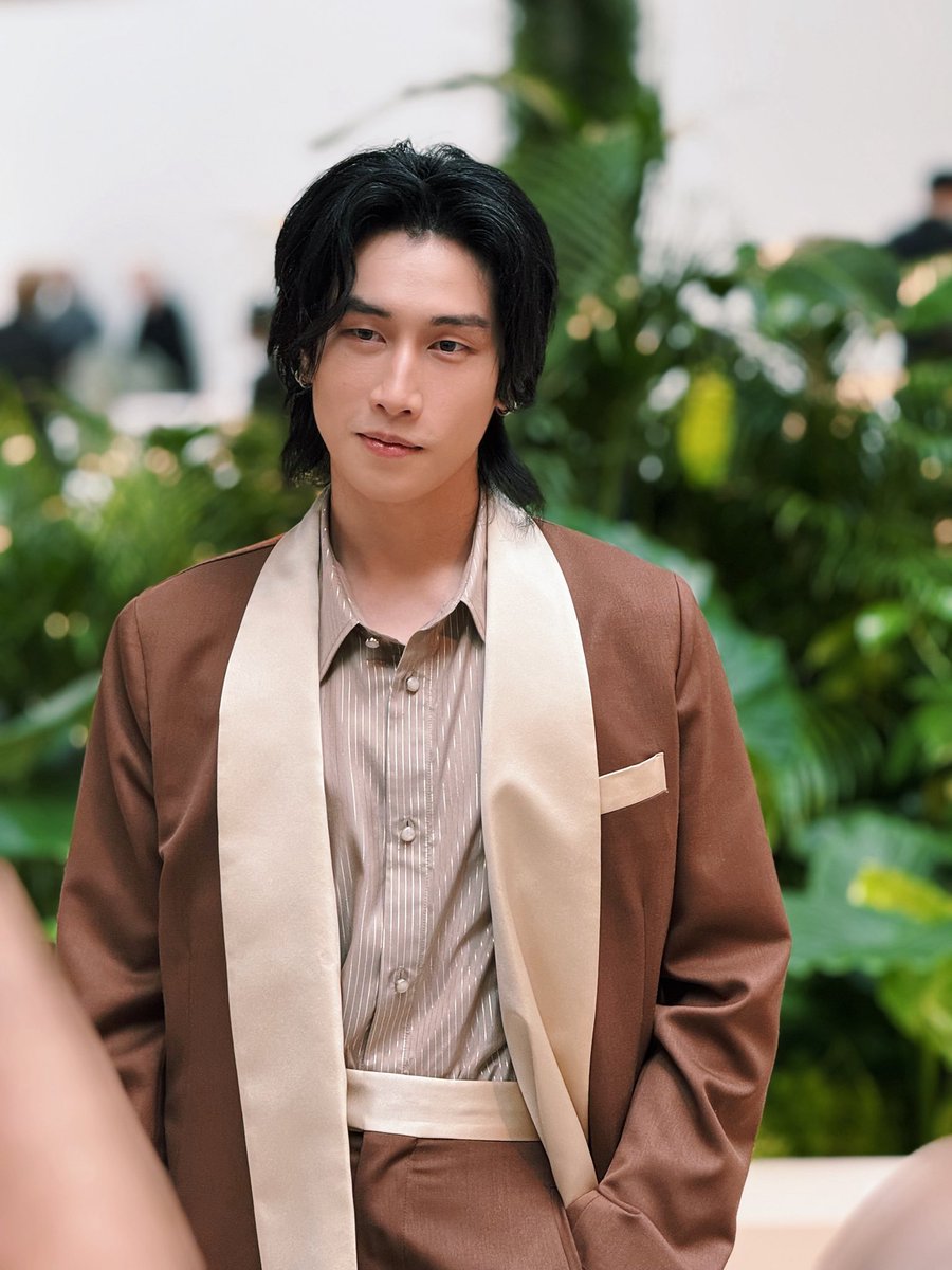 ElleMenThailand's tweet photo. #BibleWichapas กลับมาร่วมชมแฟชั่นโชว์ AMIRI เป็นครั้งที่สองในคอลเล็กชัน Spring-Summer 2026 และการสแนปเฟรมร่วมกันกับ #uppoompat ซึ่งเรียกได้ว่าสองนักแสดงไทยนี้ได้รับกระแสต้อนรับอันอบอุ่นจากแฟนๆ ที่มารอหน้าโชว์ก่อนเริ่มงานอย่างน่าประทับใจ

#BibleAMIRISS26
#uppoompatwithamiri https://t.co/p5k071n1FC