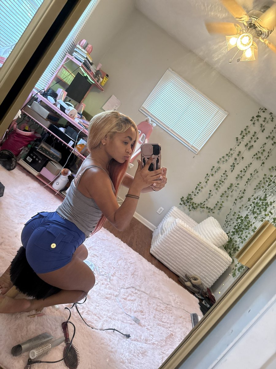 britneydadoll's tweet photo. Would you wife me ? Be honest 🤨 https://t.co/C2e9aAQlSe