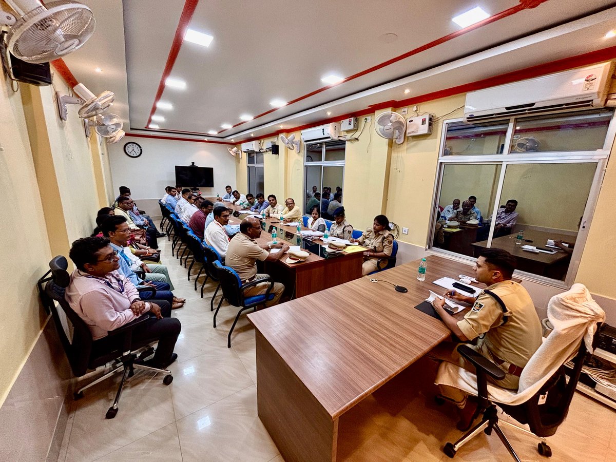 SP BALASORE (@spbalasore) on Twitter photo A joint meeting chaired by <a href="/SPBalasore/">SP BALASORE</a> with nationalised, pvt.& cooperative banks in BLS focused on enhancing security protocols was held.Discussions included tech upgrades,trained personnel&
regular audits,alarm systems.Unified vigilance remains the strongest deterrent to crime. A joint meeting chaired by <a href="/SPBalasore/">SP BALASORE</a> with nationalised, pvt.& cooperative banks in BLS focused on enhancing security protocols was held.Discussions included tech upgrades,trained personnel&
regular audits,alarm systems.Unified vigilance remains the strongest deterrent to crime.