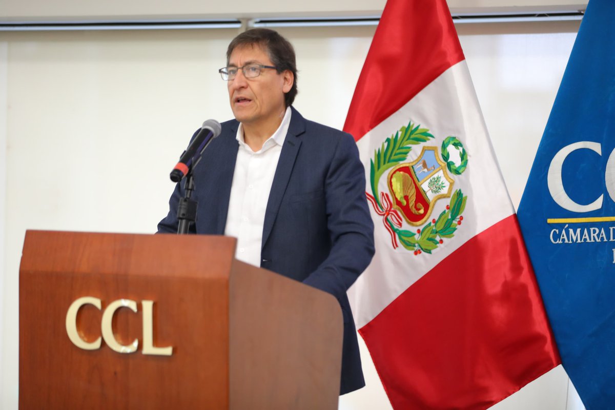 camaradelima's tweet image. Juan Carlos Vásquez, director ejecutivo de #CAPLAB, subrayó el rol de la academia, el sector privado y los docentes en la formación y orientación de los jóvenes, especialmente ante las próximas elecciones presidenciales, en las que ellos decidirán el futuro del país.  🇵🇪