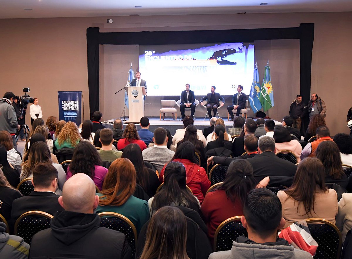 🌎 28° ENCUENTRO DE MUNICIPIOS TURÍSTICOS EN TRELEW

Hoy dimos inicio en Trelew al 28° Encuentro de Municipios Turísticos, un espacio de intercambio de experiencias, del que están participando más de medio centenar de destinos de todo el país y de nuestra provincia, que fortalece
