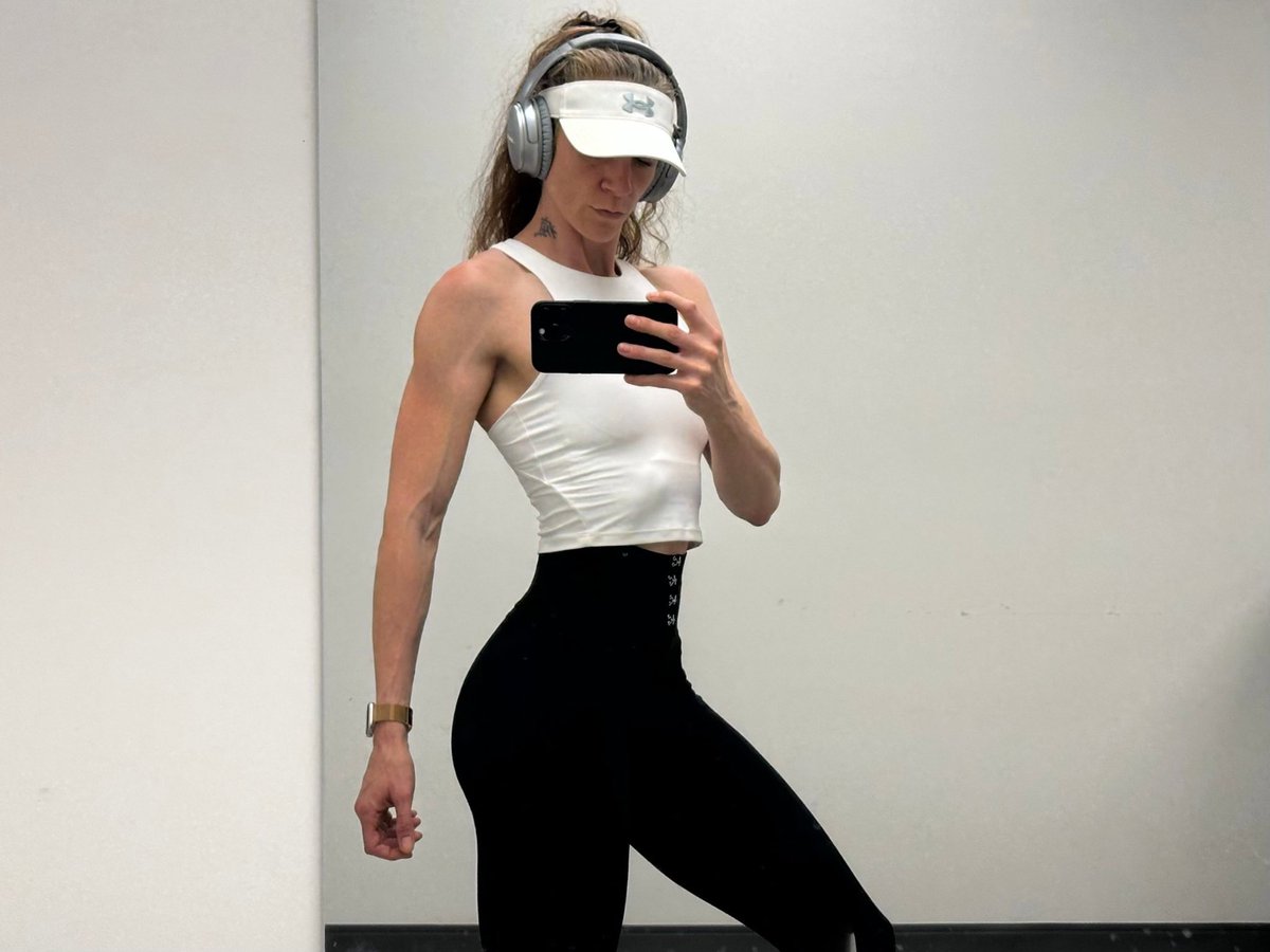 MonicaGary13's tweet image. Four weeks out from Nationals. Who knows, maybe I’ll snag that #IFBB Pro card soon 🤷‍♀️