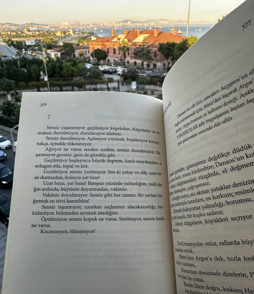 ağrıyor ne varsa senden uzakta, sensiz durulmuyor.

barışsın yüzünle yalnızlığım.

• oktay rifat