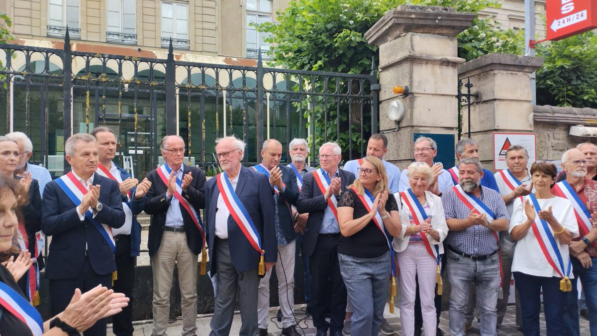 Présent au rassemblement des maires de la Communauté de communes Vexin Val de Seine pour dénoncer la fermeture des urgences de nuit à Magny-en-Vexin. Cela obligerait certains habitants à parcourir jusqu’à 40km vers l’hôpital de Pontoise, déjà en forte tension! Je soutiens