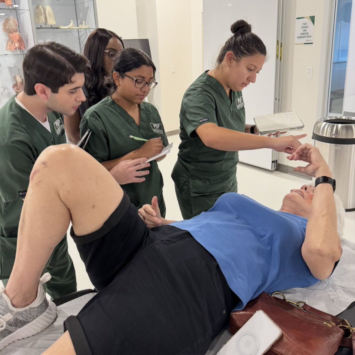 USFHealthMed's tweet image. Students from the @USFHealth Morsani College of Medicine Pre-health Scholars Program practice their interviewing and examination skills with standardized patients from @CAMLSTAMPA during their 6-week summer program 👉 bit.ly/4nkz0Kv