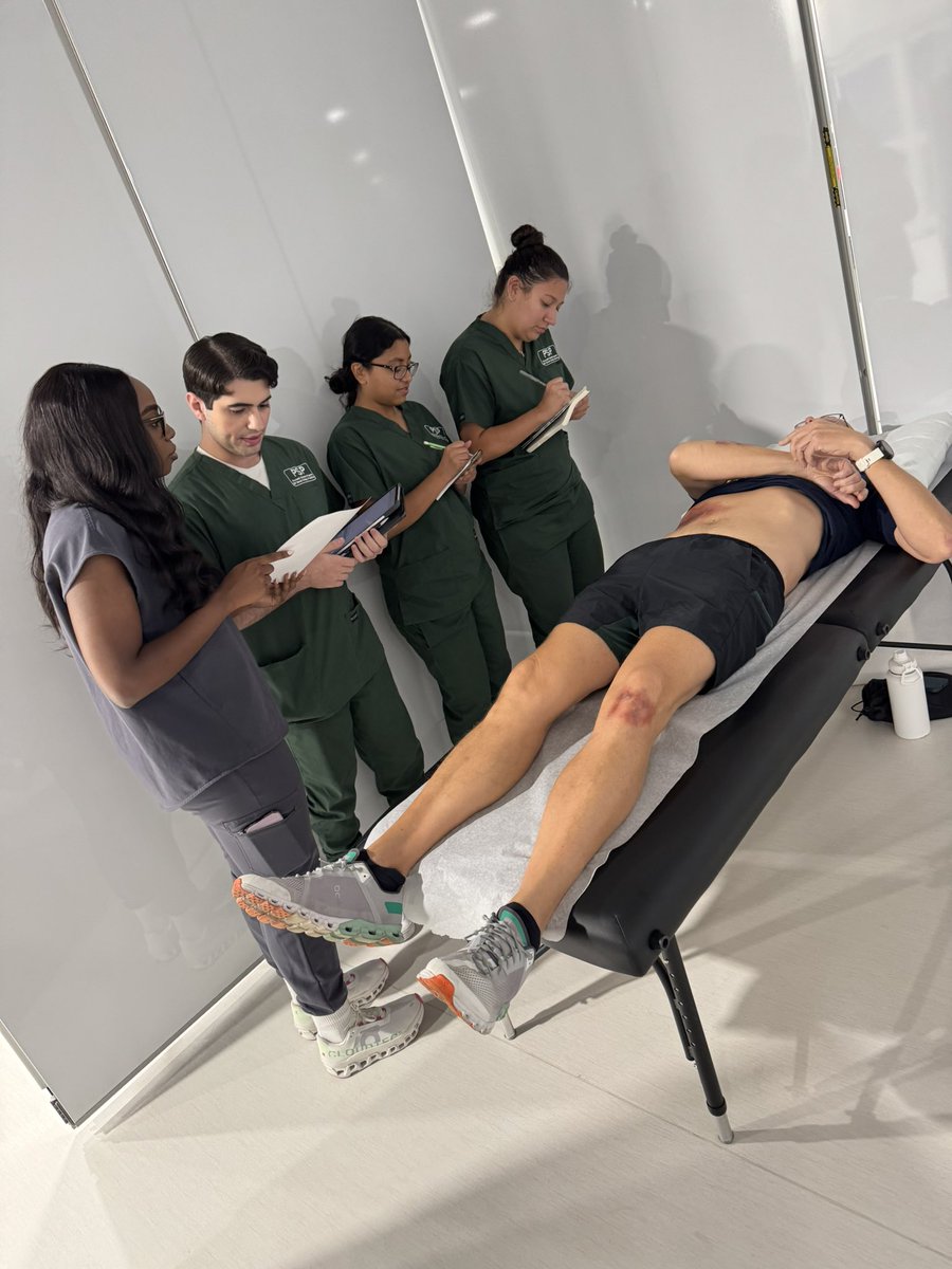 USFHealthMed's tweet image. Students from the @USFHealth Morsani College of Medicine Pre-health Scholars Program practice their interviewing and examination skills with standardized patients from @CAMLSTAMPA during their 6-week summer program 👉 bit.ly/4nkz0Kv