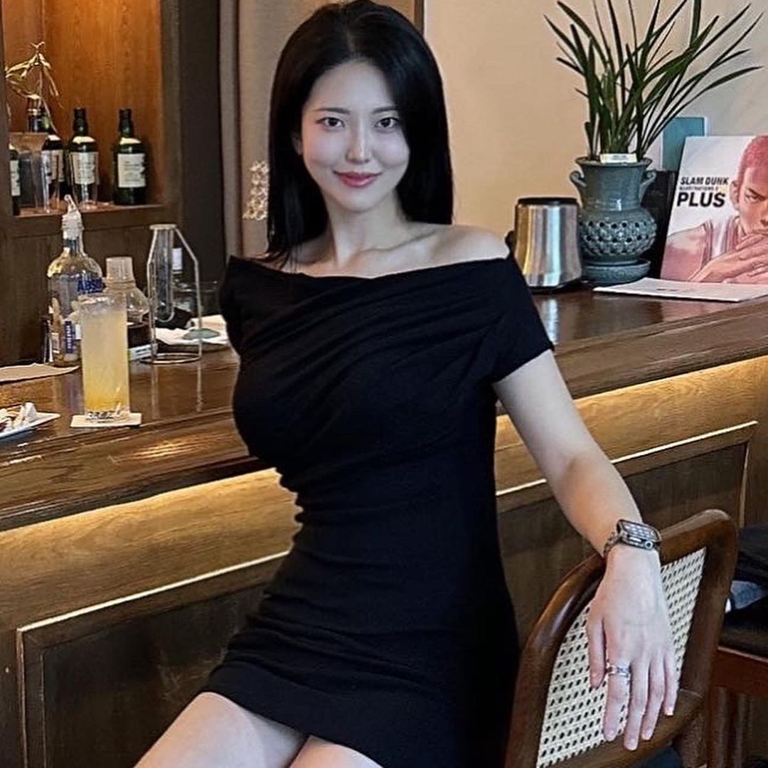 Lina60644638779's tweet image. ✨ An elegant evening vibe, with a touch of sophistication and charm. 🍹 #ChicMoments #BarStyle