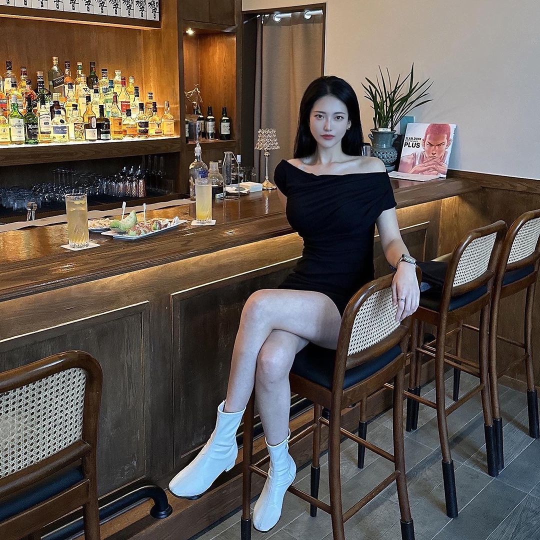 Lina60644638779's tweet image. ✨ An elegant evening vibe, with a touch of sophistication and charm. 🍹 #ChicMoments #BarStyle