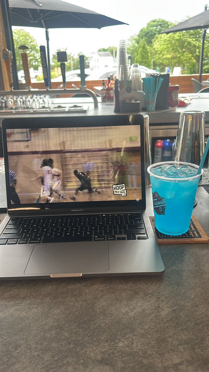 BubbaHicks3's tweet photo. WFB - Work From Bar type of day

Blue Powerade from the gun 

Bad day to be a chick https://t.co/XkGRbsHhmi