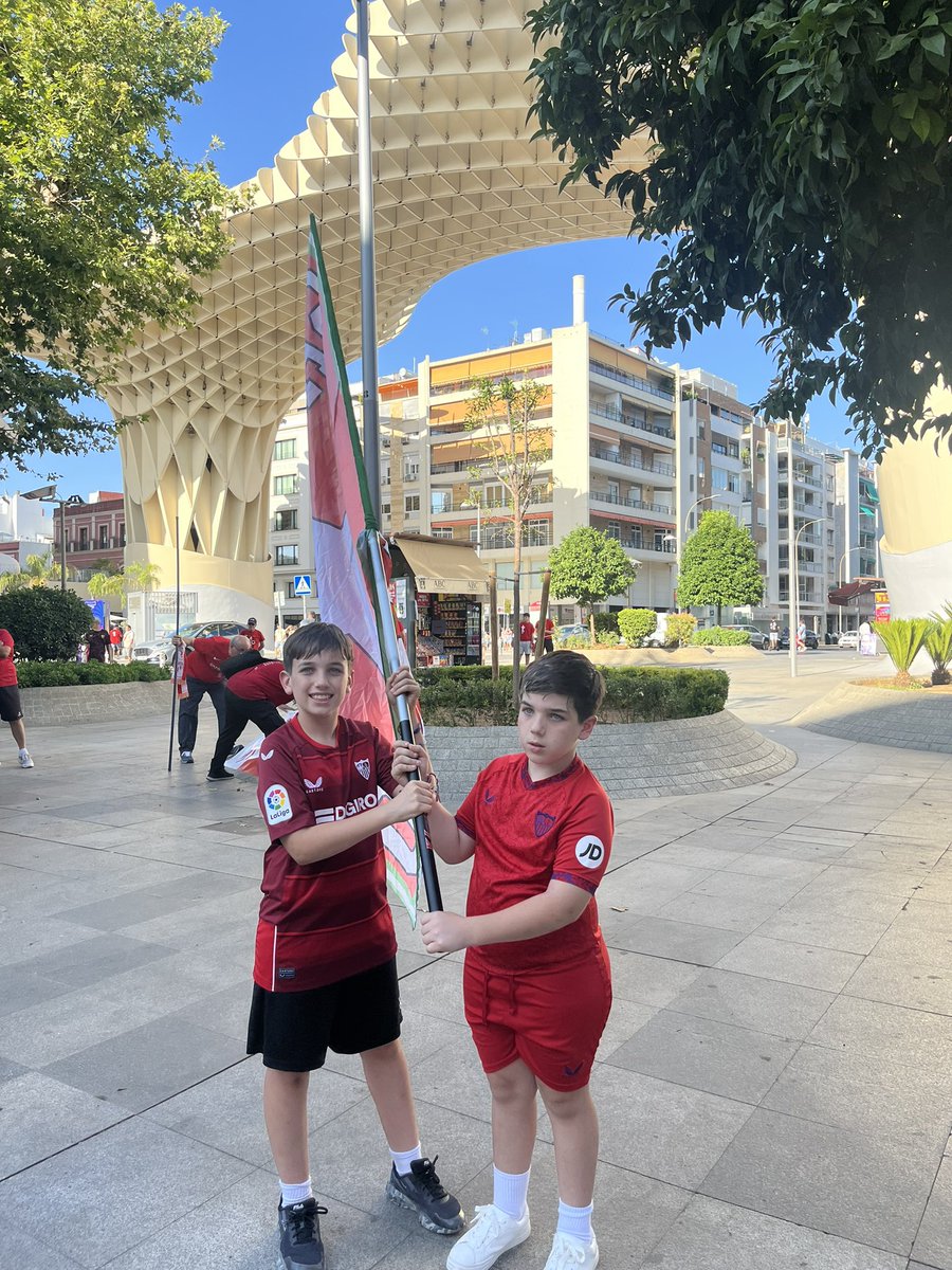 Ya empieza el Sevillismo a hacer acto de presencia.

¡Sevillistas desde la cuna!
