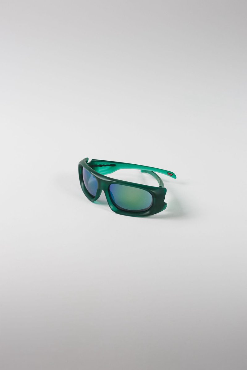 Off the field but never out of play. The Oakley Players Collection brings bold 60s-inspired design, lightweight O Matter™ frames, and Prizm™ lens tech to three standout styles: De La Salle, Chaminade, and Belleville.