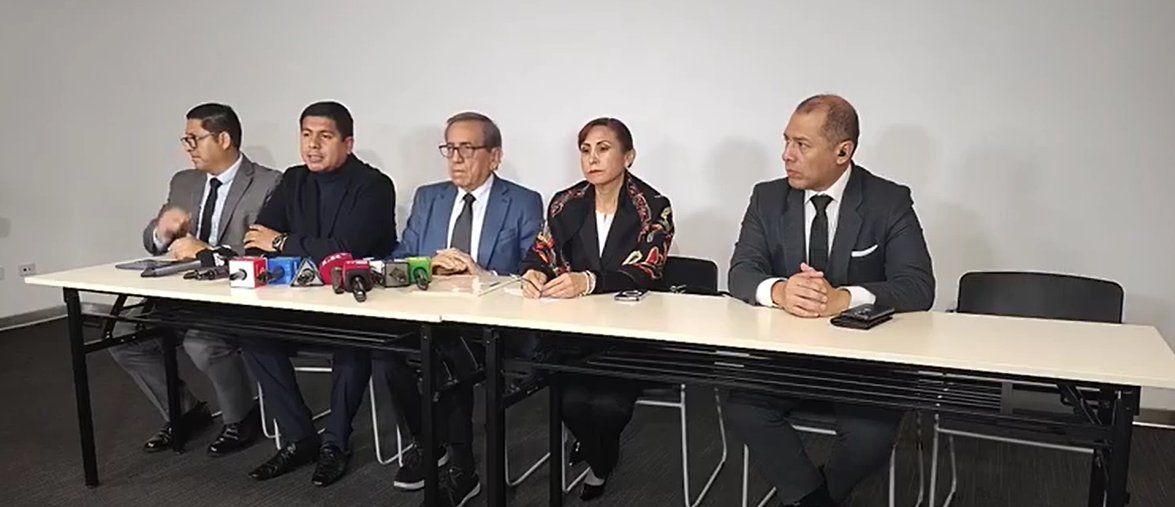 CruzSilvaDC's tweet photo. Patricia Benavides pretende ejercer como Fiscal de la Nación, cargo que exige INDEPENDENCIA.
Patricia Benavides confía su defensa a políticos partidarios y abogados con clientes investigados por la misma Fiscalía.
La contradicción a la ley es evidente.
https://t.co/ulAzYxtYO6 https://t.co/OtUsstp22r