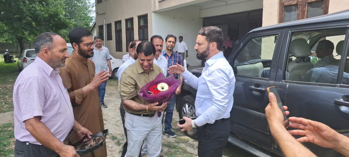 DIET_BARAMULLA's tweet photo. Joint Director JKSCERT Syed Shabbir Ahmad (JKAS) flanked by senior SCERT officials visited DIET Sopore Baramulla on the eve of Nasha Mukt Bharat Abhiyan. He   reviewed the progress made by the DIET 
@OfficeOfLGJandK
@JKSamagra
@EduMinOfIndia
@DCBaramulla
@PIB_India
@DDNewslive https://t.co/R3LdwLCAuh