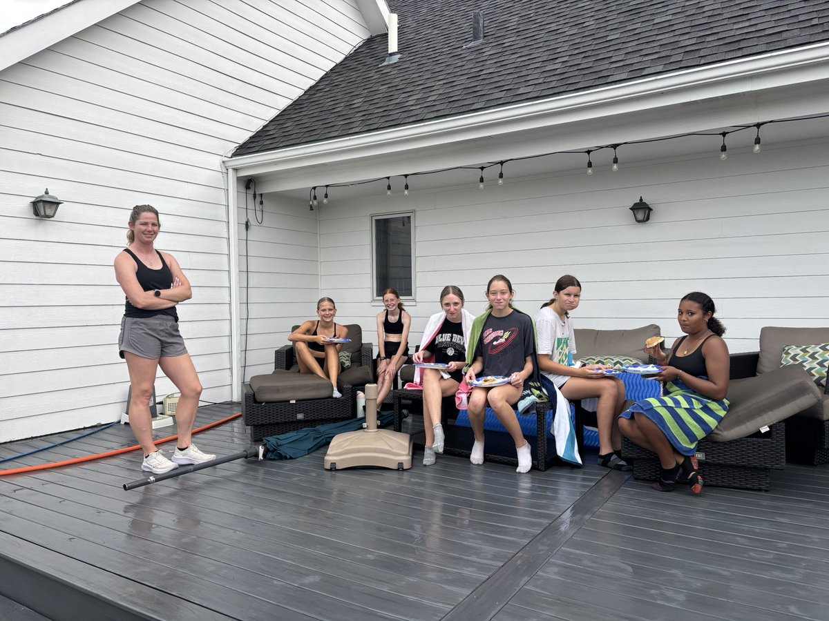 GretnaXC_TF's tweet image. Some pancakes after a rainy run today! Now to watch a woman attempt to run a mile in under 4 minutes!
youtube.com/live/kZNHaUtLC…