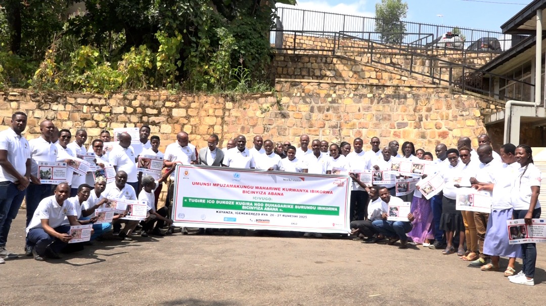 MinistĂšre de la Fonction Publique Burundi (@mfpte_bdi) on Twitter photo #Burundi: Ku civugo "Tugire ico dukoze kugira ngo duhagarike burundu ibikorwa bicinyiza abana, Umushikiranganji bw'abakozi n'akazi bwahimbaje mu <a href="/KayanzaProvince/">Province Kayanza</a>, umunsi mukuru mpuzamakungu wahariwe kurwanya ibikorwa bicinyiza abana.
<a href="/UNICEF/">UNICEF</a> <a href="/WVBurundi/">World Vision Burundi</a> <a href="/child/">child</a> <a href="/MFPTE_bdi/">MinistĂšre de la Fonction Publique Burundi</a> #Burundi: Ku civugo "Tugire ico dukoze kugira ngo duhagarike burundu ibikorwa bicinyiza abana, Umushikiranganji bw'abakozi n'akazi bwahimbaje mu <a href="/KayanzaProvince/">Province Kayanza</a>, umunsi mukuru mpuzamakungu wahariwe kurwanya ibikorwa bicinyiza abana.
<a href="/UNICEF/">UNICEF</a> <a href="/WVBurundi/">World Vision Burundi</a> <a href="/child/">child</a> <a href="/MFPTE_bdi/">MinistĂšre de la Fonction Publique Burundi</a>