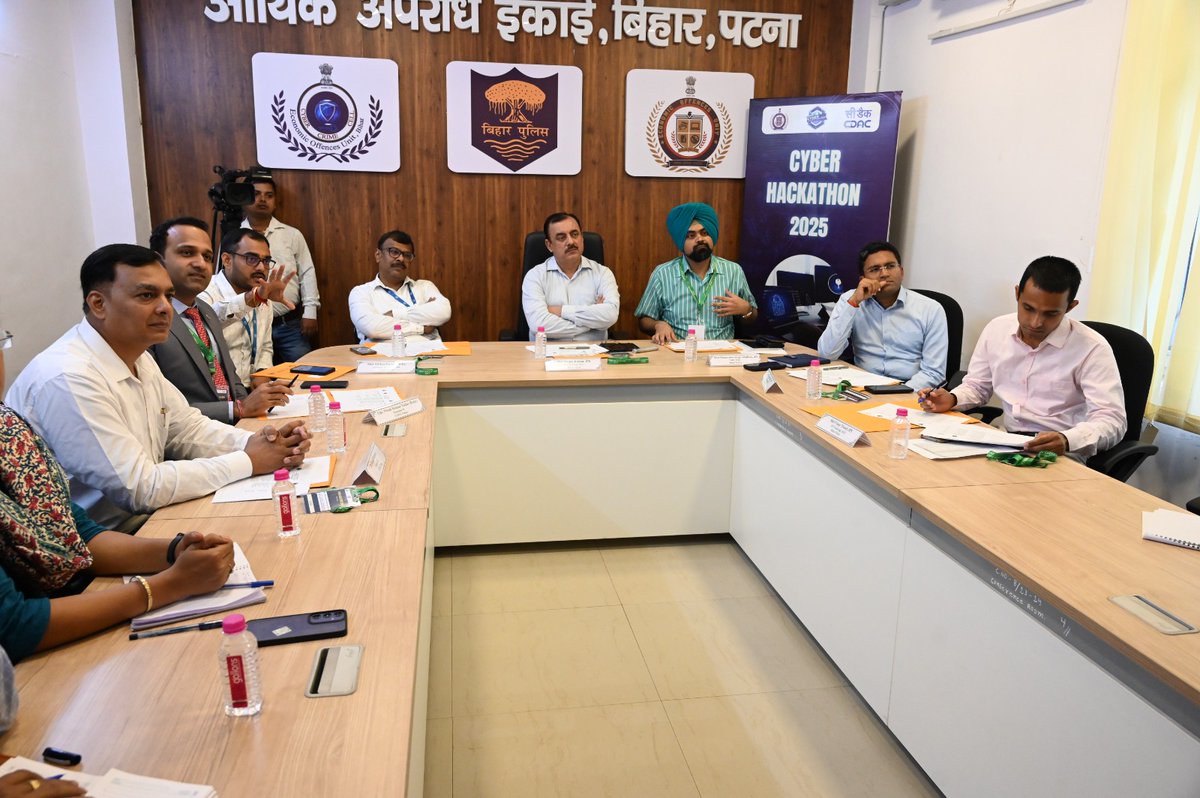 BiharHomeDept's tweet photo. साइबर #हैकथॉन_2025 का सफल समापन  आर्थिक अपराध इकाई, बिहार, पटना एवं #C_DAC पटना द्वारा आयोजित राष्ट्रीय प्रतियोगिता देशभर से आए प्रतिभागियों ने दिखाया साइबर सुरक्षा में अपना हुनर  युवाओं के तकनीकी कौशल को प्रोत्साहित करने की दिशा में बड़ी पहल ।
#CyberHackathon2025 #CyberSecurity https://t.co/GhnCq1m80u