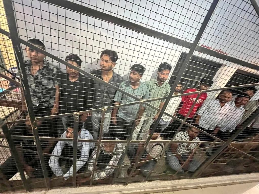 इटावा पीडीए अपमान कांड का विरोध करने वाले लोगों को गिरफ्तार कर लिया गया है 

मनुवादियों को खुश करने के लिए सबकी hd क्वॉलिटी में वीडियो बनाकर वायरल की गई 

चटनी सेना के गुंडों को इस तरह गिरफ्तार करके उनकी वीडियो क्यों नहीं बनाई गई 

पीडीए समाज इस अपमान को महसूस कर रहा है