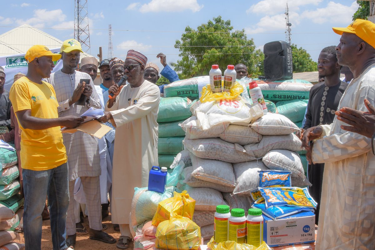 KanoPastoral's tweet image. As part of an initiative to ensure a sustainable food supply at the household level, KSADP funded by #IsDB & #LLF has continued to support smallholder farmers in Kano with improved seeds, fertilizers, and pesticides, for the 2025 wet season.