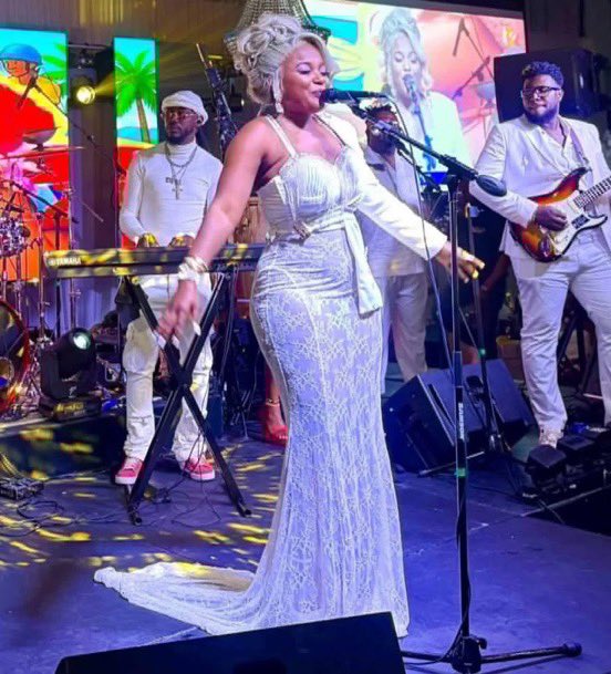 formilus30's tweet photo. @AnieAlerte di li pi konn chante pase Bedjine ak lòt ankò m wè n ap tire pye. Rapèl, Anie ap ranpòte konkou legliz depi l timoun, li te 2e nan «Digicel Stars» an 2008, an 2009 li chanpyon «Podium Ecoliers» ak «Defi Lycéens/Guadeloupe». PS : Prestasyon  live; li potko gen 18 ane. https://t.co/MkmGO1VKep