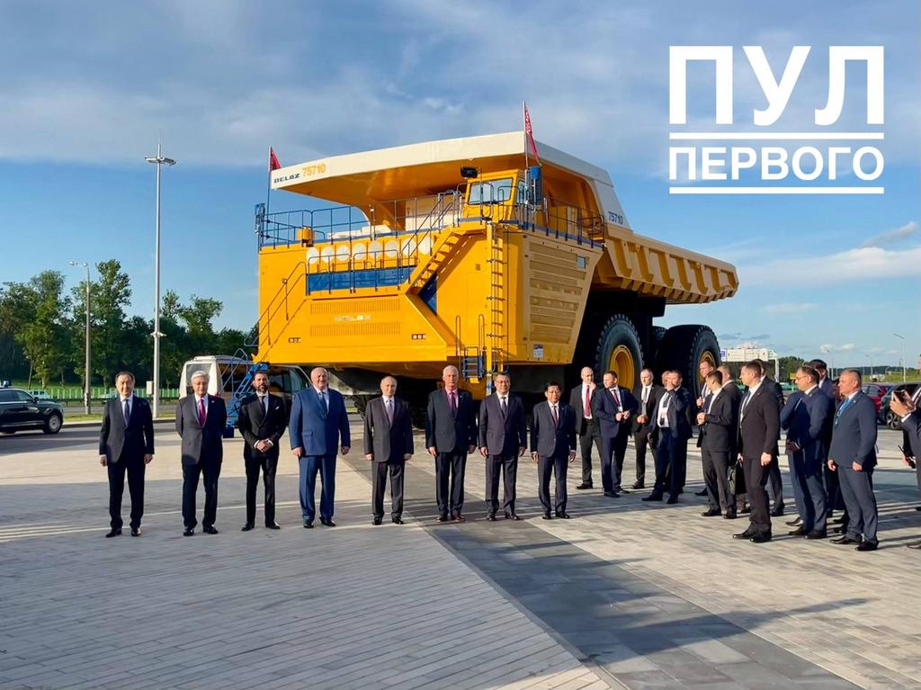 Совместное фото на фоне белорусского гиганта — карьерного самосвала БЕЛАЗ-75710 грузоподъёмностью 450 тонн. 

🇧🇾🇦🇲🇰🇿🇰🇬🇷🇺 В форуме ЕАЭС примнимают участие главы государств - участников ЕАЭС.
🇨🇺 🇲🇲 🇳🇮 А также делегации стран-наблюдателей и приглашённых государств.
#Belarus #Minsk